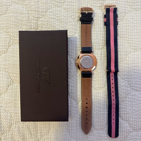 Daniel Wellington Watch with extra strap - Picture 2 of 5